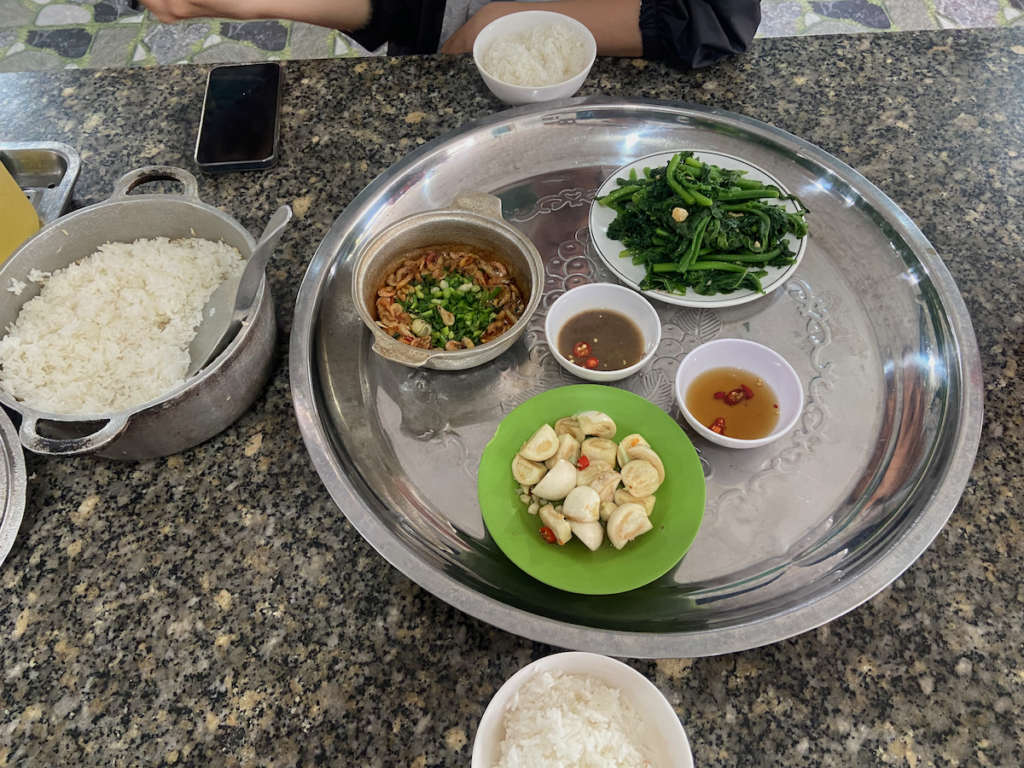 phan com 2 nguoi tai quan tue dung
